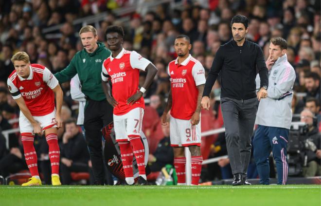 Mikel Arteta junto a sus jugadores del Arsenal en un partido de Europa League (Foto: Cordon Press)