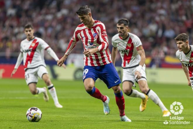 Morata controla un balón en el Atlético-Rayo.