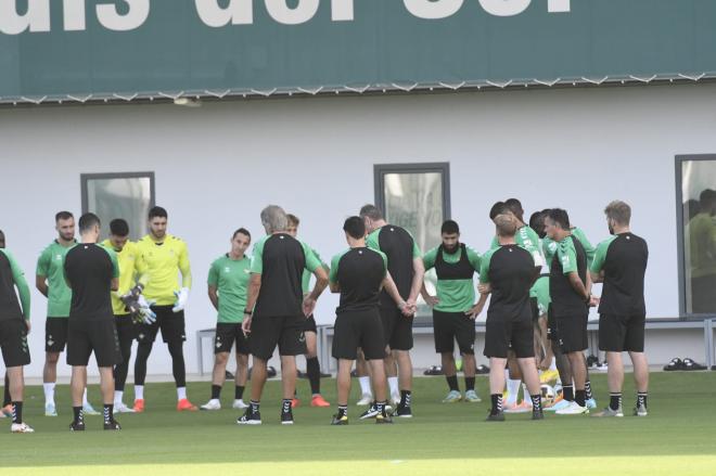 Manuel Pellegrini en la charla inicial con Fekir en el grupo (foto: Kiko Hurtado).