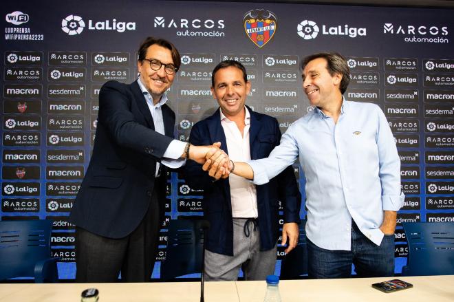 Quico Catalán y Miñambres con Calleja en su presentación como nuevo entrenador del Levante.