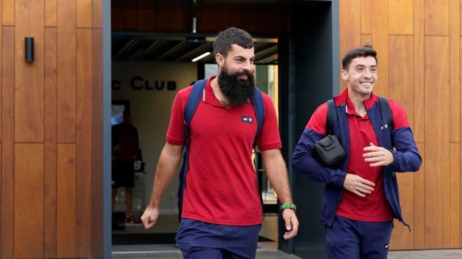 Villalibre y Oier Zarraga salen hacia el autobús en Lezama (Foto: Athletic Club).