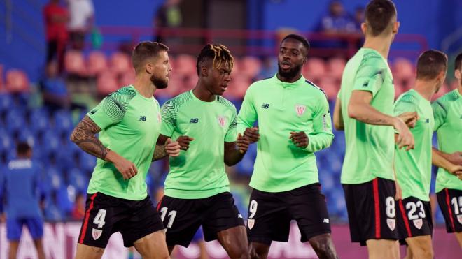 Los hermanos Williams calientan con Iñigo Martínez en el Coliseum (Foto: Athletic Club).