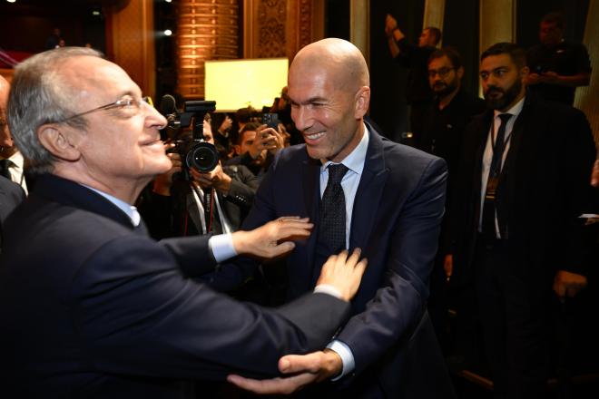 Florentino Pérez saluda a Zidane en la Gala del Balón de Oro 2022 (Foto: Cordon Press).