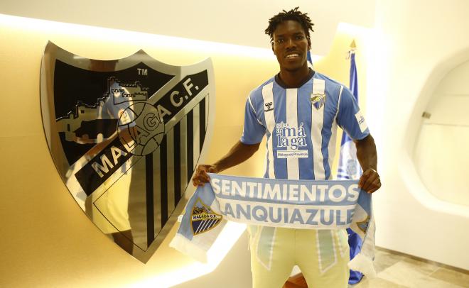 Lumor, tras firmar su contrato con el Málaga (Foto: MCF).