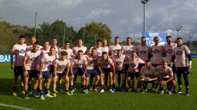 La primera plantilla masculina del Deportivo se une contra el cáncer de mama (Foto: RCD)