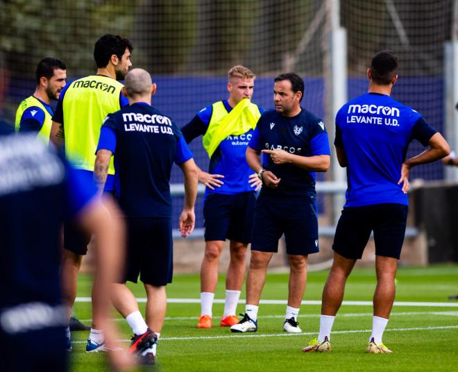 Calleja habla con Iborra en un entrenamiento del Levante UD.