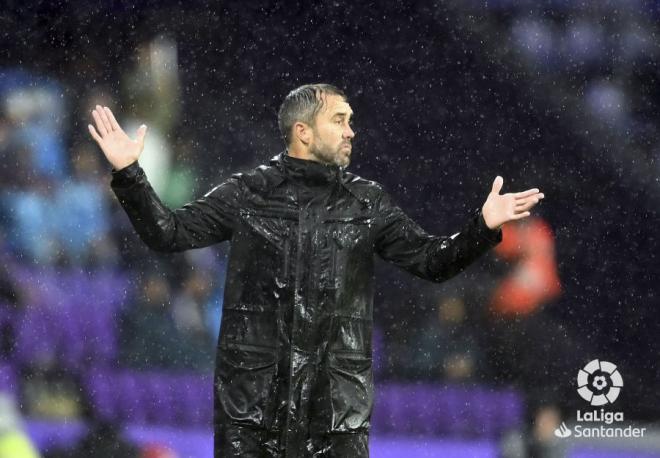 Coudet da instrucciones en el Valladolid-Celta (Foto: LaLiga)