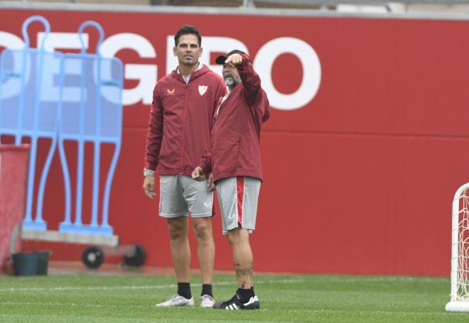 Sampaoli charla con José Luis Silva, su entrenador de porteros (Foto: Kiko Hurtado).