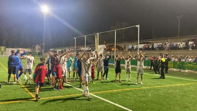 El CD Rincón celebra con su afición la clasificación a la siguiente ronda de Copa del Rey tras la tanda de penaltis.