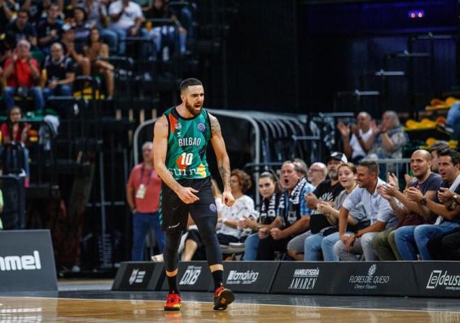 Gesto triunfal de Francis Alonso, jugador del Surne Bilbao Basket, en Miribilla.