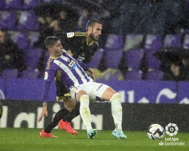 Guardiola disputa un balón en el Valladolid-Celta (Foto: LaLiga)