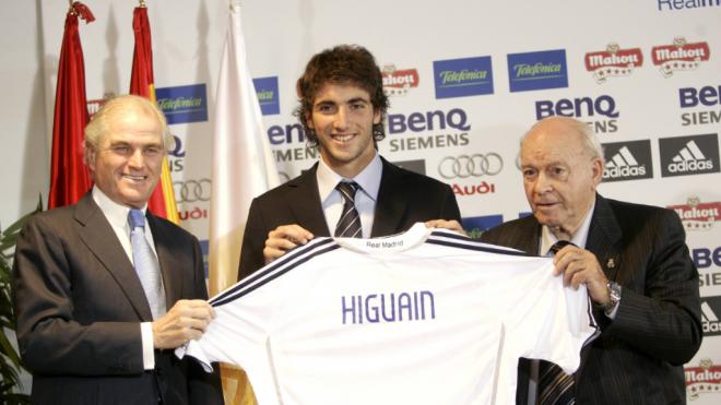 Higuaín en su presentación con el Real Madrid. (Foto: Cordon Press)