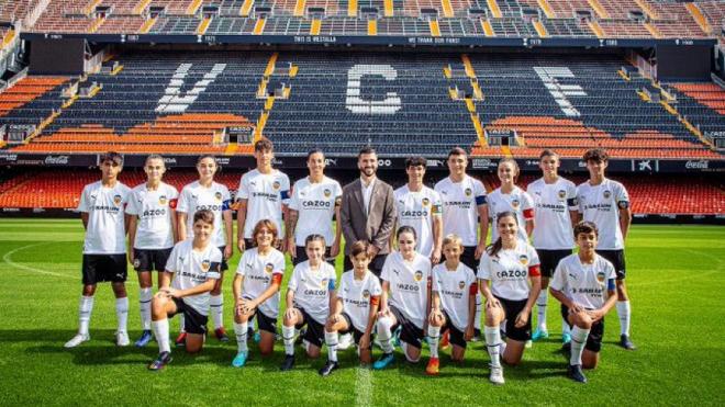 Los capitanes del Valencia CF y su Academia (Foto: Valencia CF).