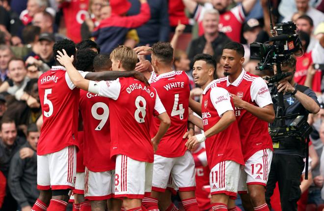 Los jugadores del Arsenal celebrando un gol en la Premier League (Foto: Cordon Press).