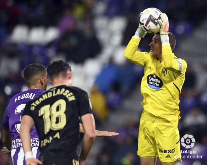 Masip se hace con un balón en el Real Valladolid - Celta.