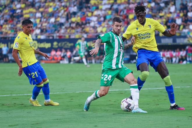 Momo ante el Betis. (Foto: Cristo García)