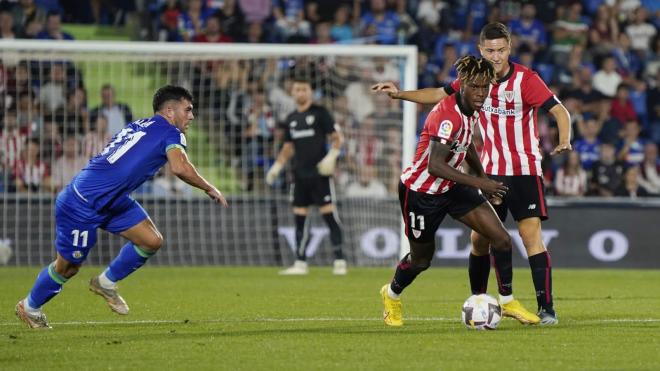 Nico Williams conduce el balón ante el Getafe en el Coliseum (Foto: Athletic Club).