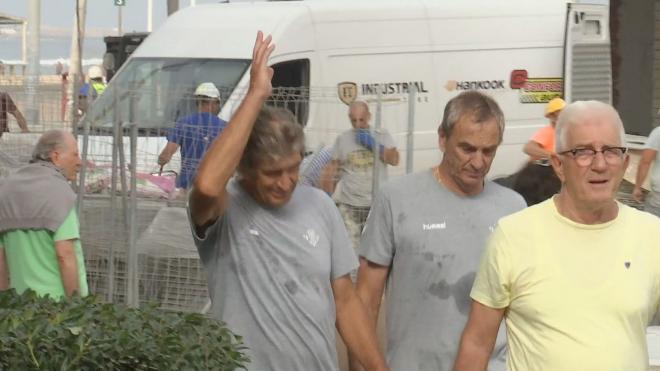 Pellegrini reacciona a los gritos de los obreros al pasar justo al lado de la obra antes de entrar al hotel en Cádiz
