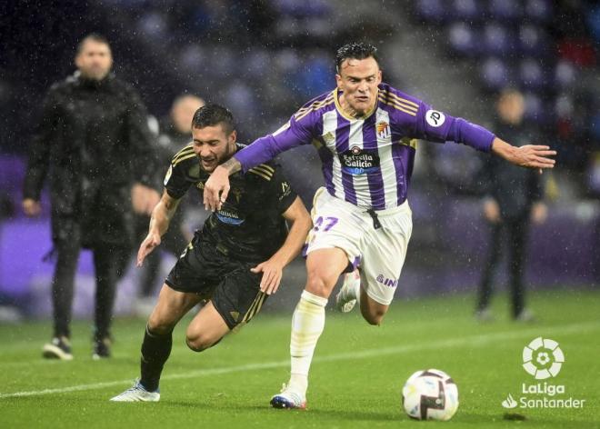 Roque Mesa supera a Jorge Galán en el Real Valladolid-Celta.