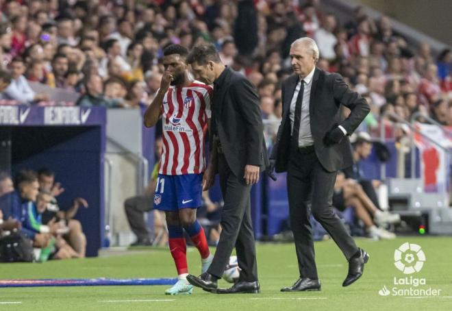 Simeone y Lemar charlan en un partido del Atlético de Madrid (Foto: LaLiga).