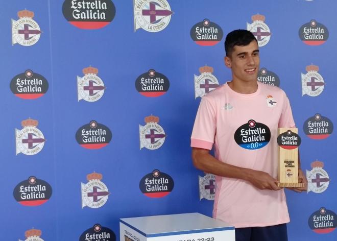 Diego Villares con el premio al jugador del mes del Deportivo (Foto: RCD)