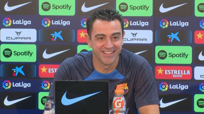 Xavi se toma con humor las críticas recibidas durante la semana en la rueda de prensa previa al Barça-Villarreal
