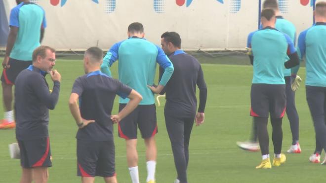 Xavi mantiene una charla con Lewandowski en el entrenamiento previo al Barça-Villarreal
