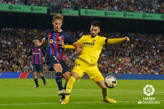 Frenkie de Jong, ante Baena (Foto: LaLiga).