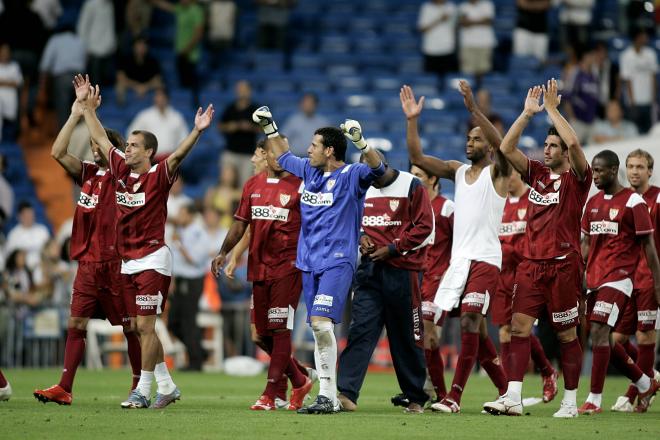 El Sevilla celebra la Supercopa de 2007 ganada en el Bernabéu (Foto: Cordon Press).