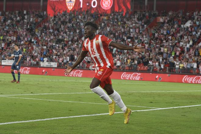 El Bilal Touré celebra su gol en el Almería-Girona (Foto: Cordon Press).