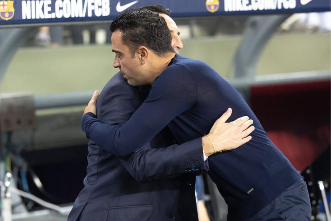 Xavi Hernández saluda a Unai Emery en el Camp Nou (Foto: Cordon Press).