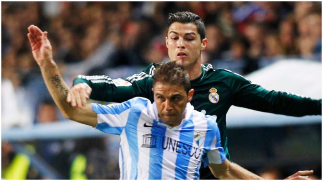 Cristiano Ronaldo pelea un balón con Joaquín en 2012. (Cordon Press)