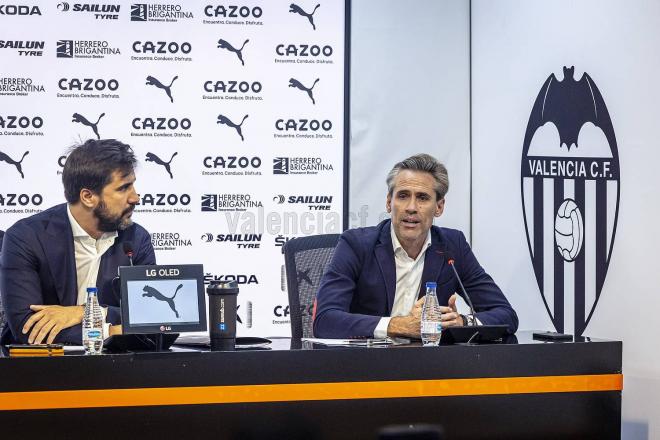 Corona, junto con Javier Solís, en rueda de prensa.  (Foto: Valencia CF)