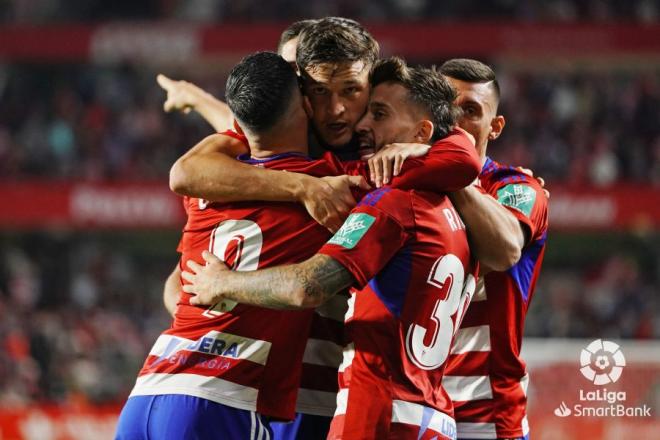 Los jugadores del Granada celebran el gol al Zaragoza (Foto: LaLiga).