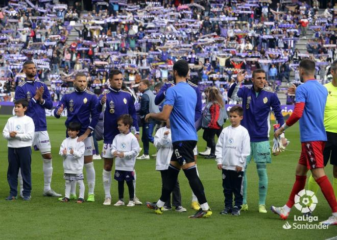Saludo inicial entre Valladolid y Real Sociedad. (Foto: LaLiga)