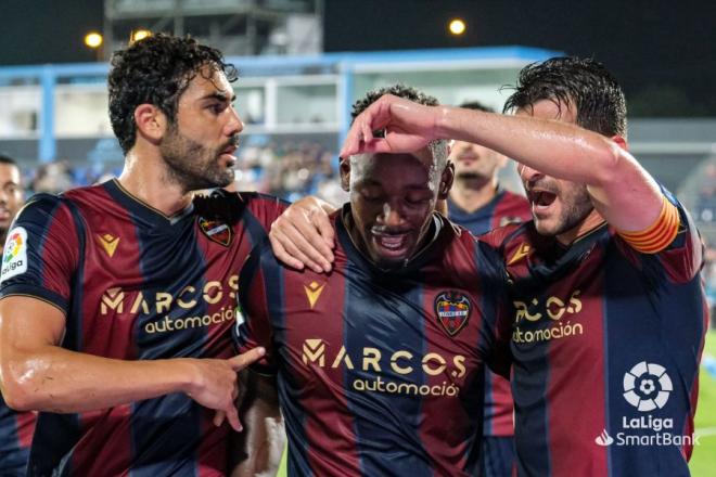 Iborra celebra el gol junto a Postigo y Bouldini. (Foto: LaLiga)