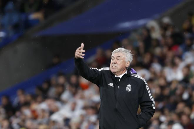 Carlo Ancelotti da indicaciones en el Real Madrid-Sevilla (Foto: EFE).