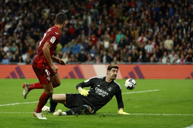 Lamela bate a Courtois en el Real Madrid-Sevilla (Foto: EFE).