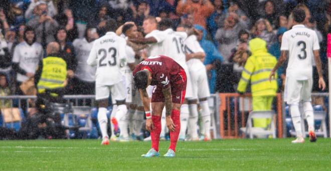 Telles, lamentando un gol del Real Madrid (Foto: Cordon Press).