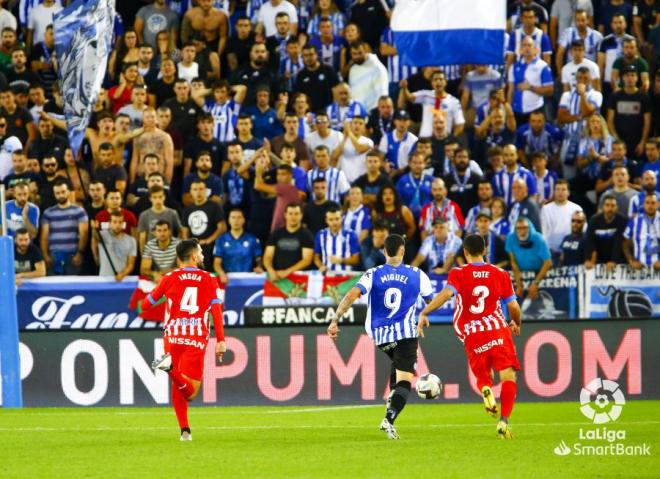 Cote e Insua enciman a Miguel de la Fuente (Foto: LaLiga)