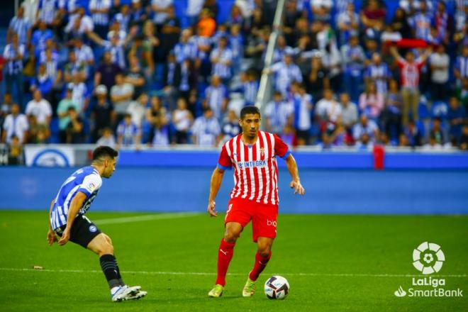 Cote avanza con el balón en el Alavés-Sporting (Foto: LaLiga)