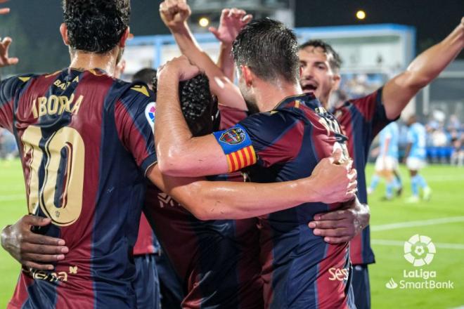 Los jugadores del Levante se abrazan para celebrar un gol (Foto: LaLiga).