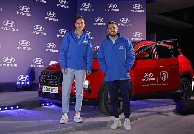 Lola Gallardo y Koke posan en el acto con Hyundai (Foto: Atlético de Madrid).