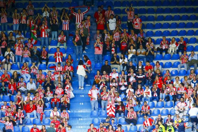 Aficionados del Sporting desplazados a Mendizorroza (Foto: LaLiga)