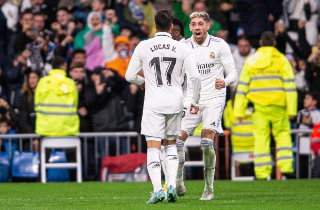 Lucas Vázquez y Fede Valverde celebran el 2-1 en el Real Madrid-Sevilla (Foto: Cordon Press).