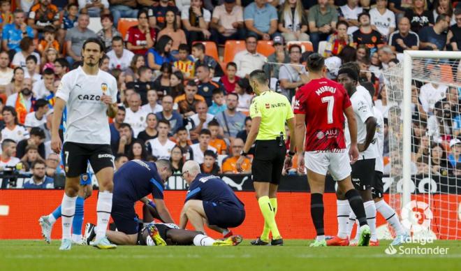 La cara con los árbitros: Cavani siempre marca cuando le pita Sánchez Martínez (Foto: Valencia CF).