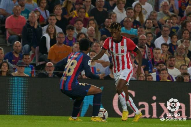 Nico Williams encara a Balde en el Camp Nou (Foto: LaLiga).