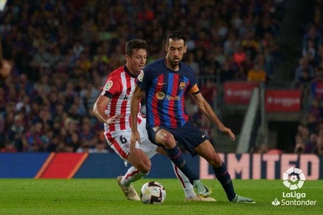 Mikel Vesga presiona a Busquets en el Camp Nou (Foto: LaLiga).