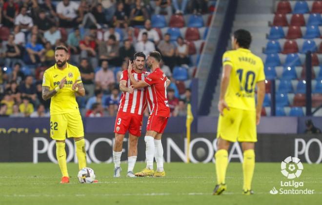 Baptistao y Melero celebran el gol del Almería al Villarreal (Foto: LaLiga).