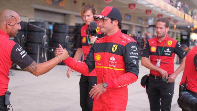 Carlos Sainz saluda en el 'paddock' de Ferrari (Foto: Cordon Press).